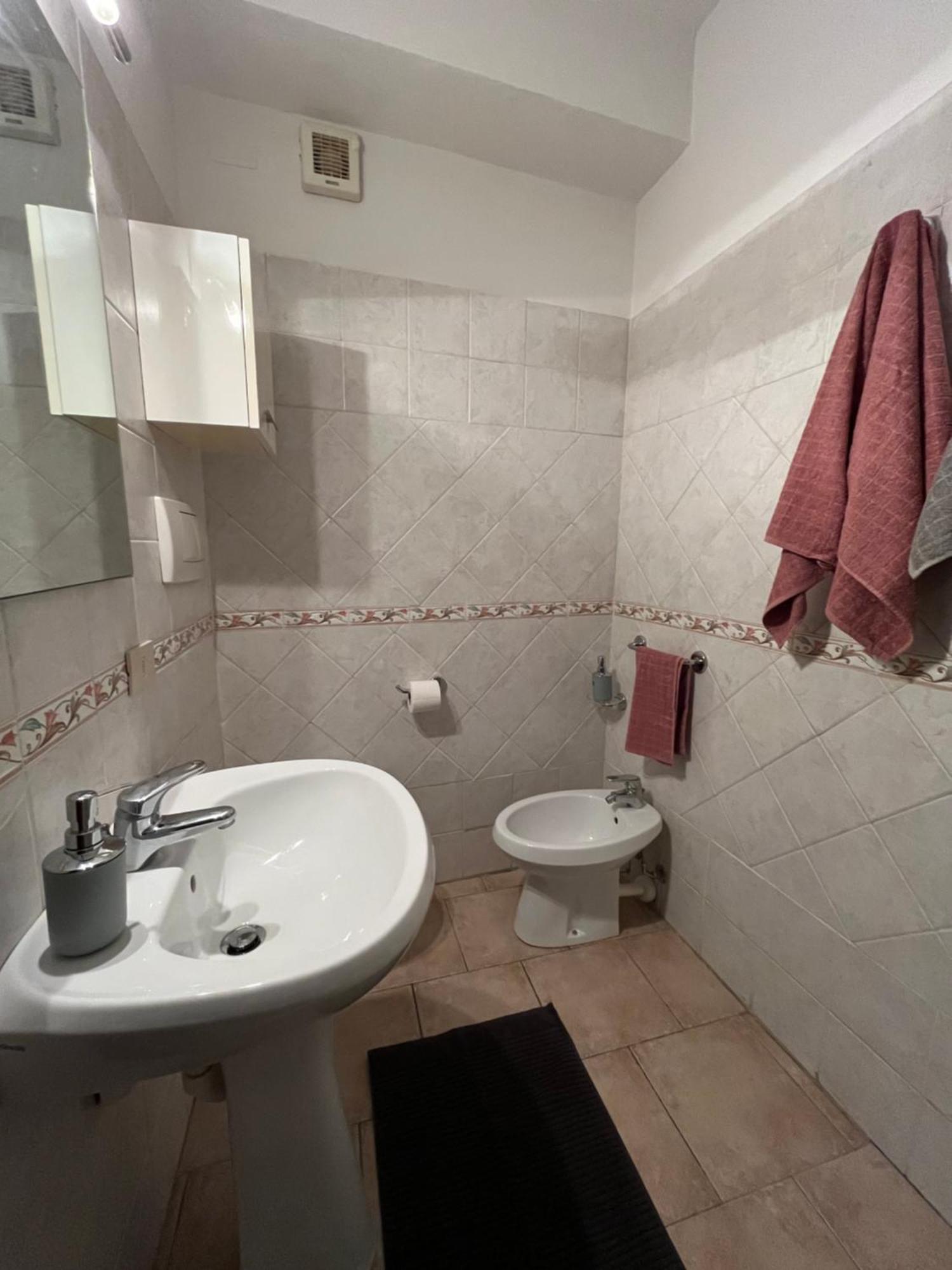 L'Appartamento Di Ringhiera Biella Bagian luar foto