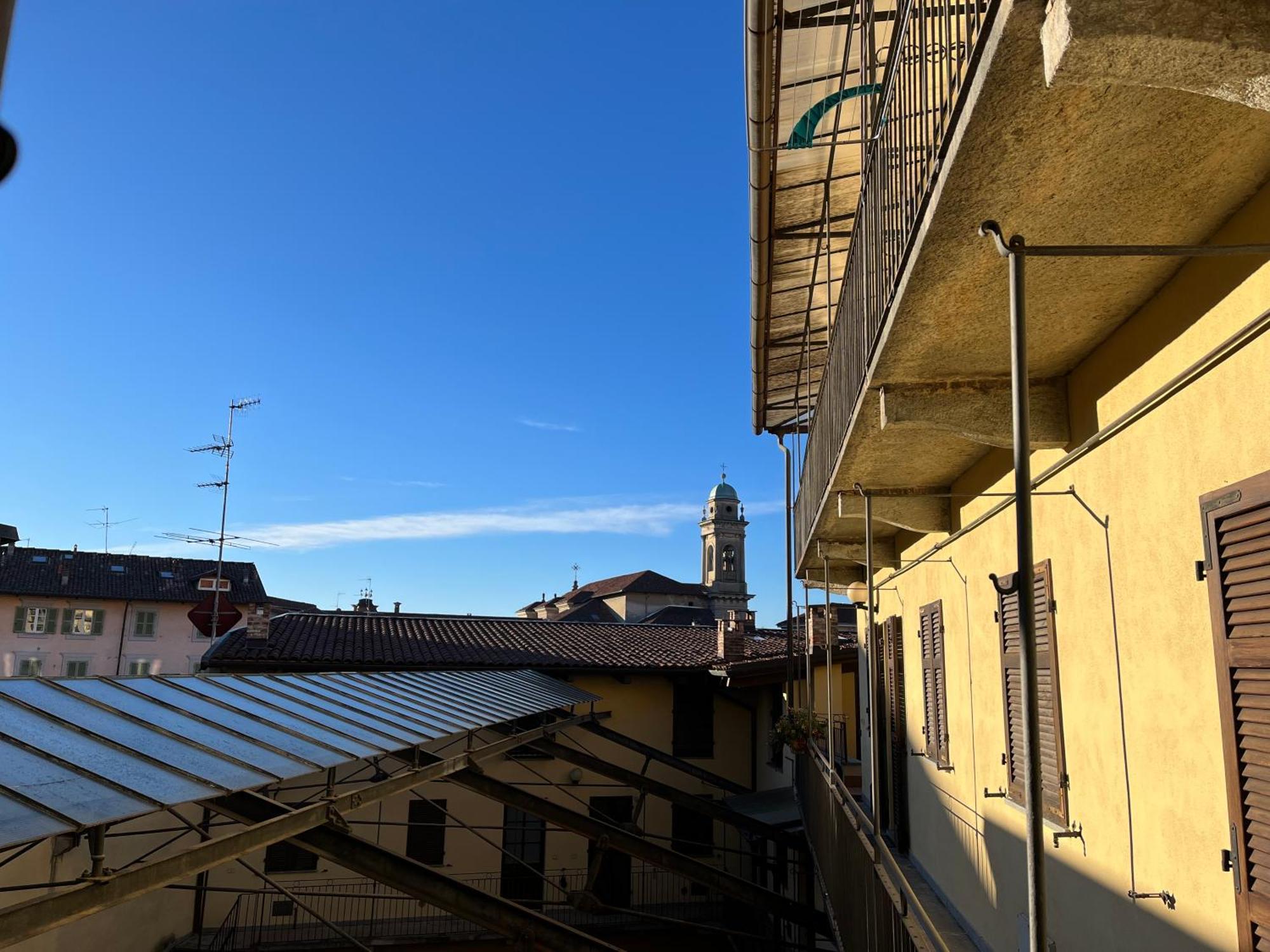 L'Appartamento Di Ringhiera Biella Bagian luar foto
